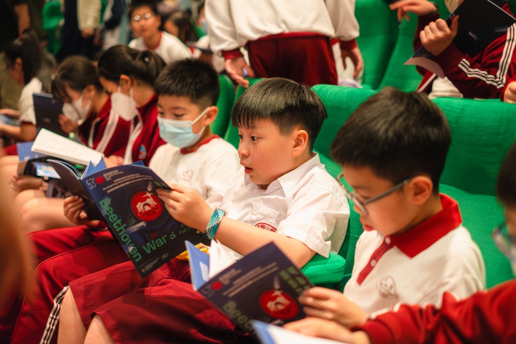 大會準備了導賞手冊，讓同學們提前了解演出內容。