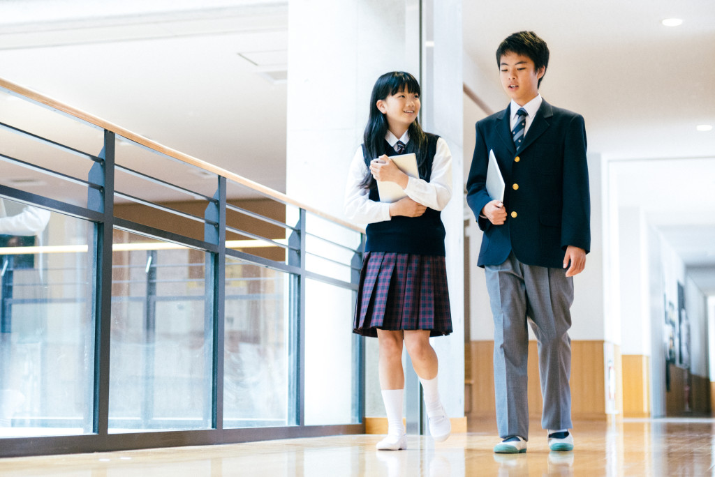 於東京都的私立堀越高校在校規中明訂禁止男女學生交往，原告在2019年11月就讀高三時，因為向班導坦承正在交往而被校長勸告「自願退學」後。（示意圖）