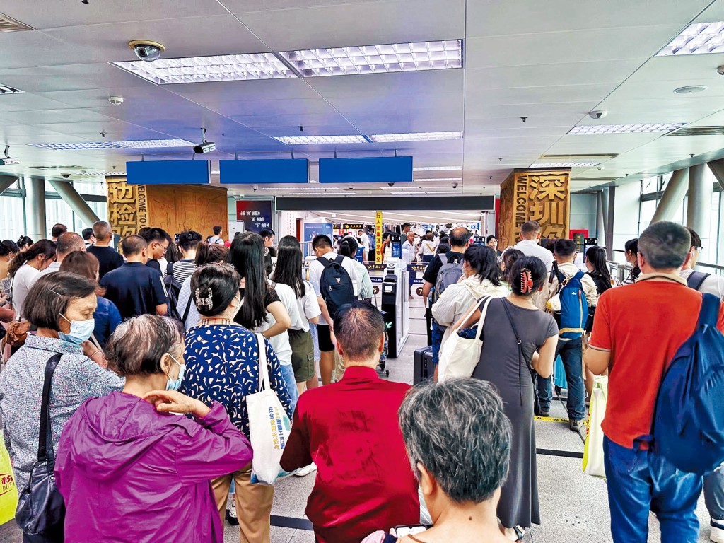 口岸內不難見到堵塞情況,部分人因不懂申報或未有申報停下來。