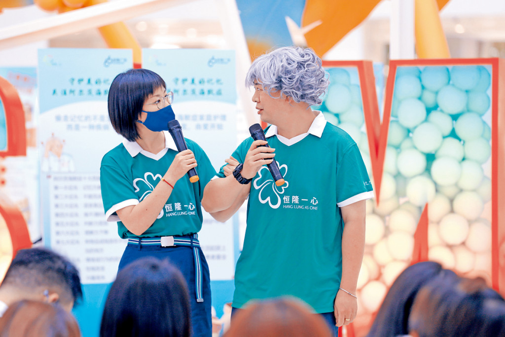 天津恒隆广场在商场内举办讲座及教育活动，让公衆认识与长者沟通的技巧。