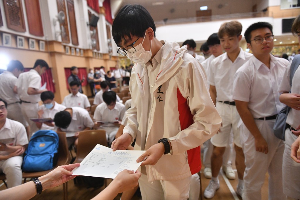 2023香港中学文凭试今日（19日）放榜。陈极彰摄