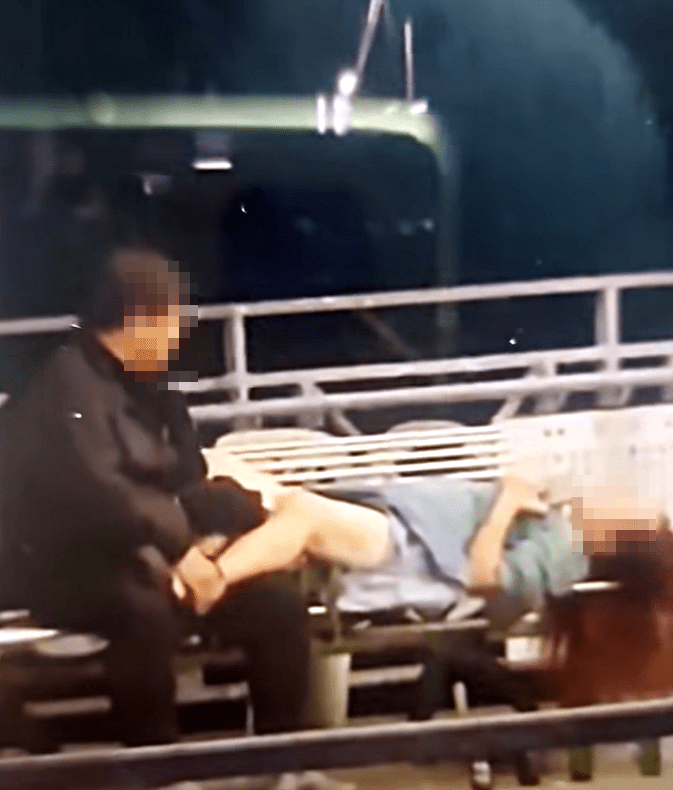 一對男女疑作出不雅行為。fb：香港交通及突發事故報料區