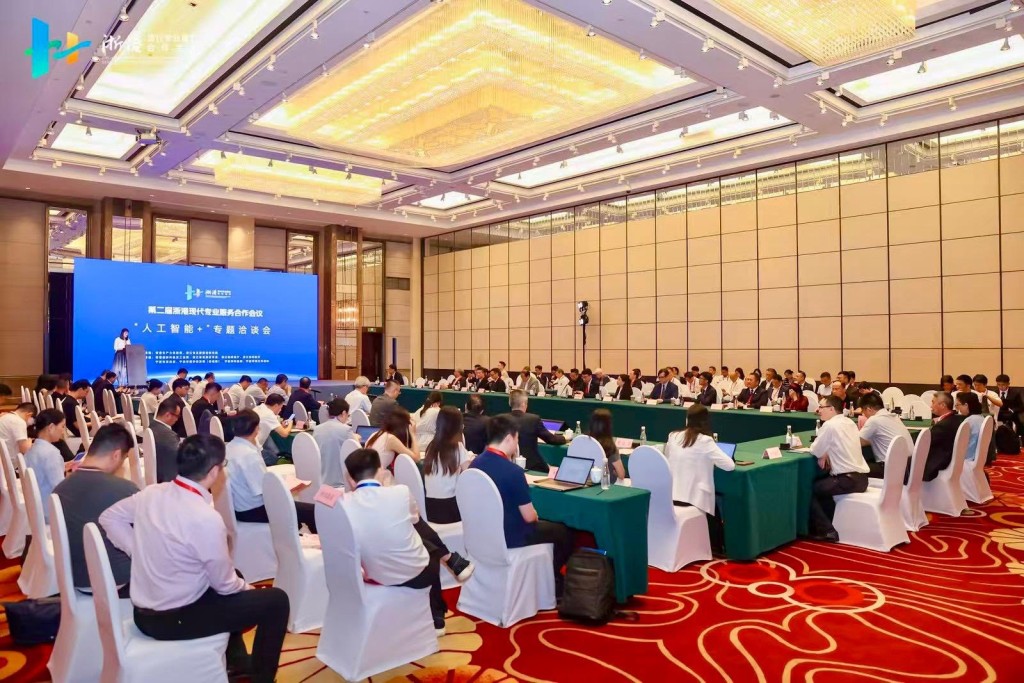 張曼莉在「人工智能+」專題洽談會上致辭，分享香港政府積極推動人工智能生態建設的舉措。