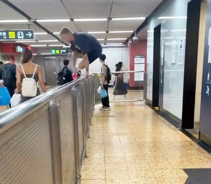 片中的大隻佬疑似為洋人，疑似在站內「 齋借廁所」，短片拍攝他到在旺角站大堂 離開廁所後，奮力躍過欄桿跳離已付車費 區域，與正在等候的露肩女伴一同離開。Threads截圖