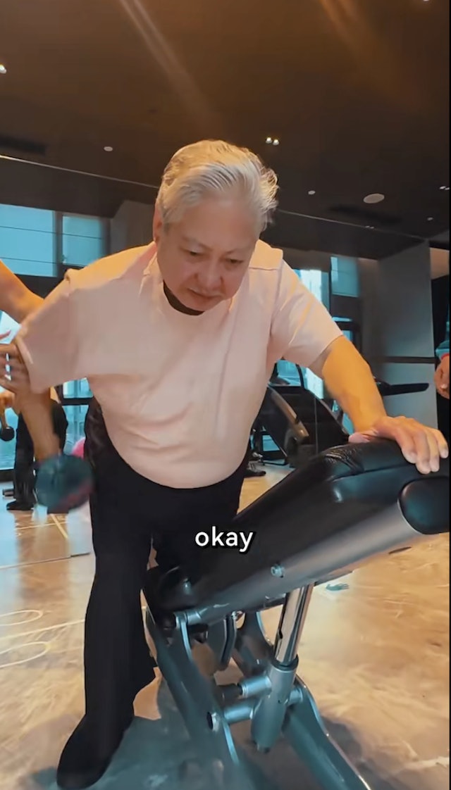 洪金寶舉啞鈴。