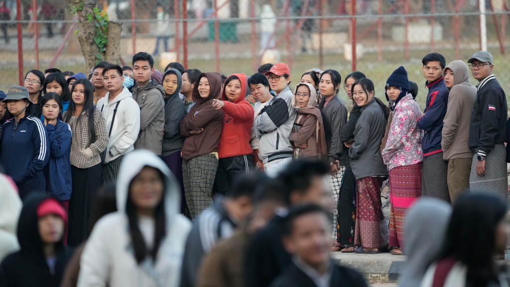 缅甸大选|内比都票站大排长龙。 美联社 缅甸大选|内比都票站大排长龙。 美联社