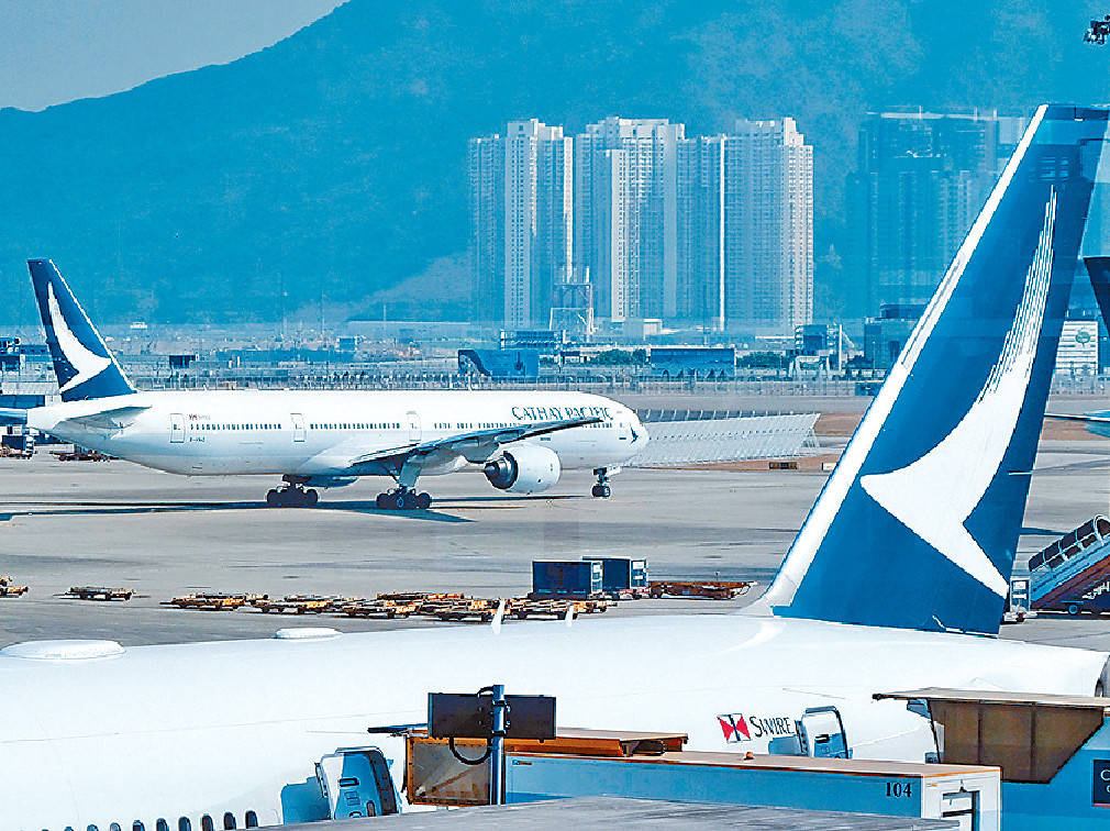 ■國泰提醒機師:「不要在香港或任何地方的機場成為異類。」