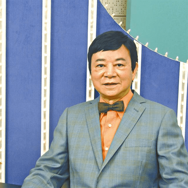 吳君如父親冬叔由1976年開始就主持六合彩至1993年，令他成為六合彩標誌。