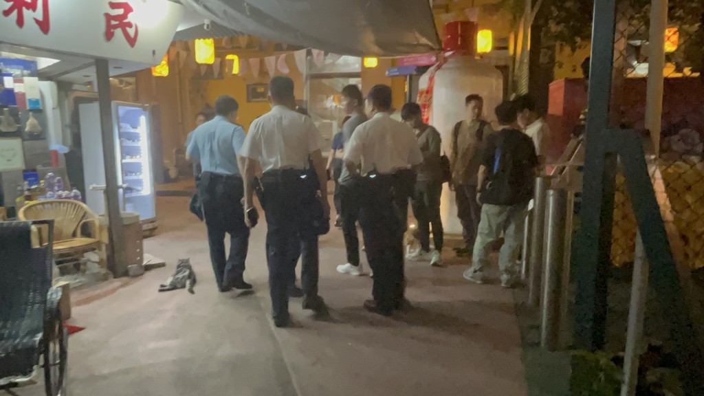 大批警員於三家村內調查。楊偉亨攝 大批警員於三家村內調查。楊偉亨攝