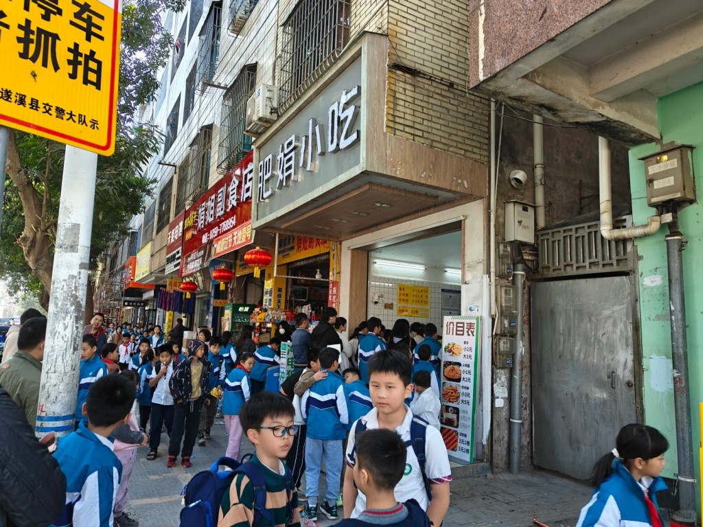 「肥娟」開店「收留小學生」讓她網上人氣急升。大象文娛 「肥娟」開店「收留小學生」讓她網上人氣急升。大象文娛