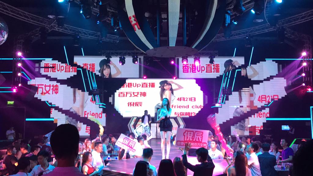 LaLa甫出道時,已到內地經常登台儲落不少粉絲。