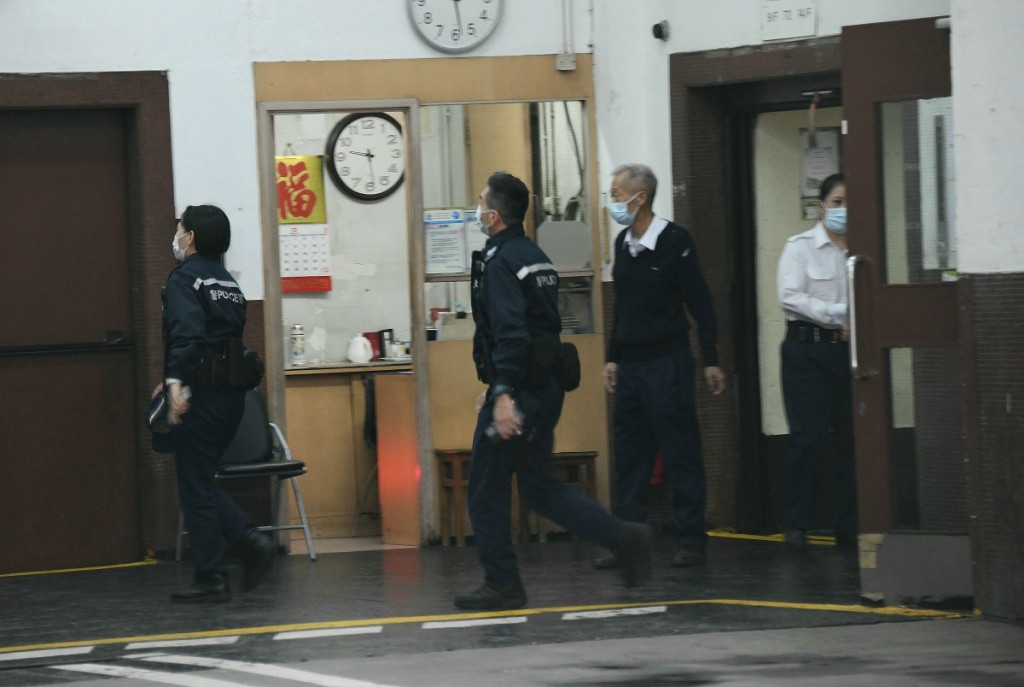 上市公司主席梁伟成堕楼身亡，警员到场调查。