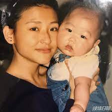 刘美君与母亲。