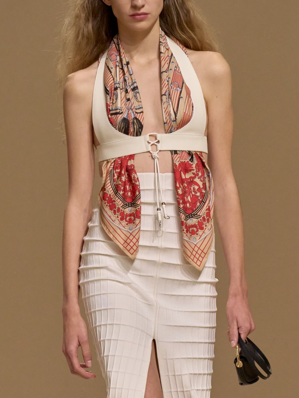 想为白色注入亮点，多彩的印花丝巾 是不错的选择，为造型缔造惊喜。 （Hermès）