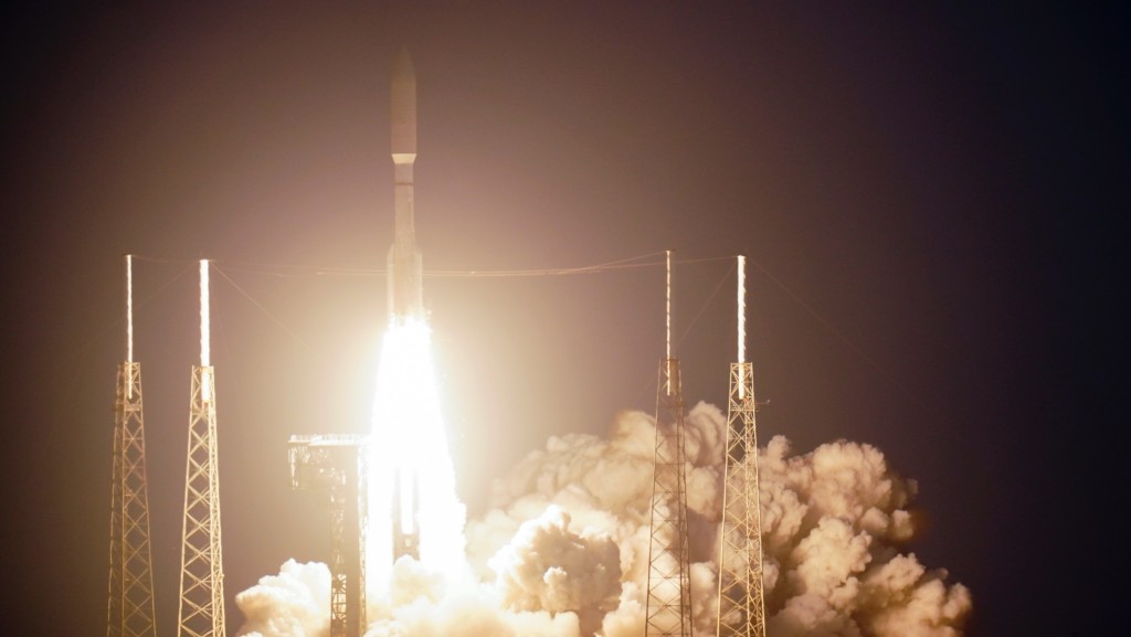 联合发射联盟ATLAS V火箭从卡纳维拉角太空军基地携带秘密航天仪器到太空。 美联社