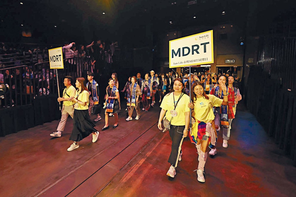 香港永明金融超過450位MDRT(百萬圓桌會合資格會員)理財顧問在家人、親友及客戶的歡呼及掌聲中分批進場,參與慶祝活動。 香港永明金融超過450位MDRT(百萬圓桌會合資格會員)理財顧問在家人、親友及客戶的歡呼及掌聲中分批進場,參與慶祝活動。