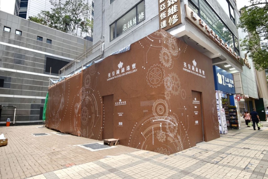 5月矚目租務成交為尖沙咀廣東道16號地下,面積約800方呎,市傳月租約55萬,呎租約687.5元,新租客為英皇鐘錶珠寶。 5月矚目租務成交為尖沙咀廣東道16號地下,面積約800方呎,市傳月租約55萬,呎租約687.5元,新租客為英皇鐘錶珠寶。
