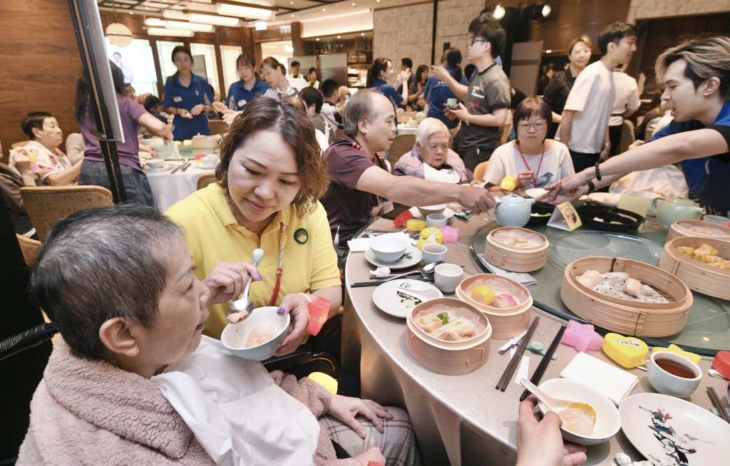 美心邀請逾100位老友記及義工品嚐各款新出的照護食。 美心邀請逾100位老友記及義工品嚐各款新出的照護食。