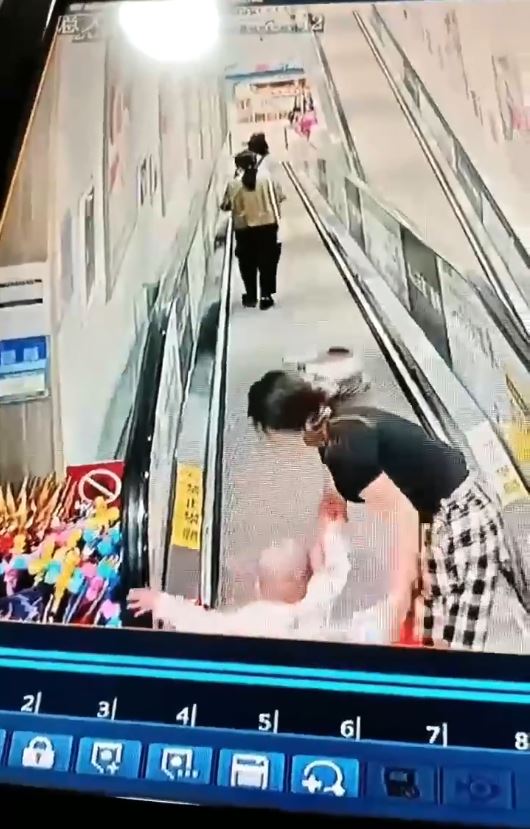 極品寶媽在電扶梯「放飛」玩具車，害前方「洢諾」母女被炒低受傷。抖音