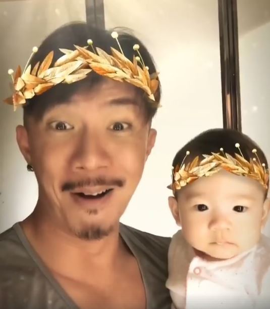張繼聰都忍唔住笑囡囡嘔奶。