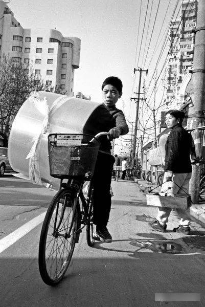 在單車王國的年代,鳳凰單車是國民最重要的代步工具。湃客@上海人家AB面 在單車王國的年代,鳳凰單車是國民最重要的代步工具。湃客@上海人家AB面