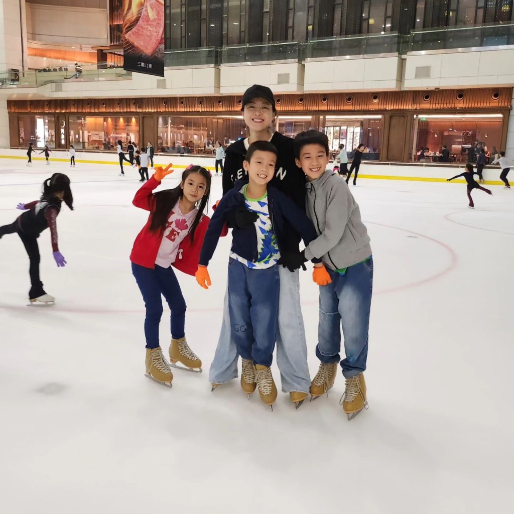 陳茵媺還湊住三個子女去溜冰。