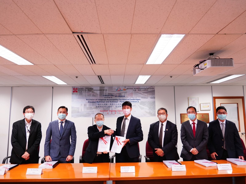 路政署署長陳派明（中）及主要工程管理處處長陸偉雄（右三）在簽約儀式與利基—顯豐工程聯營代表合照。政府新聞處