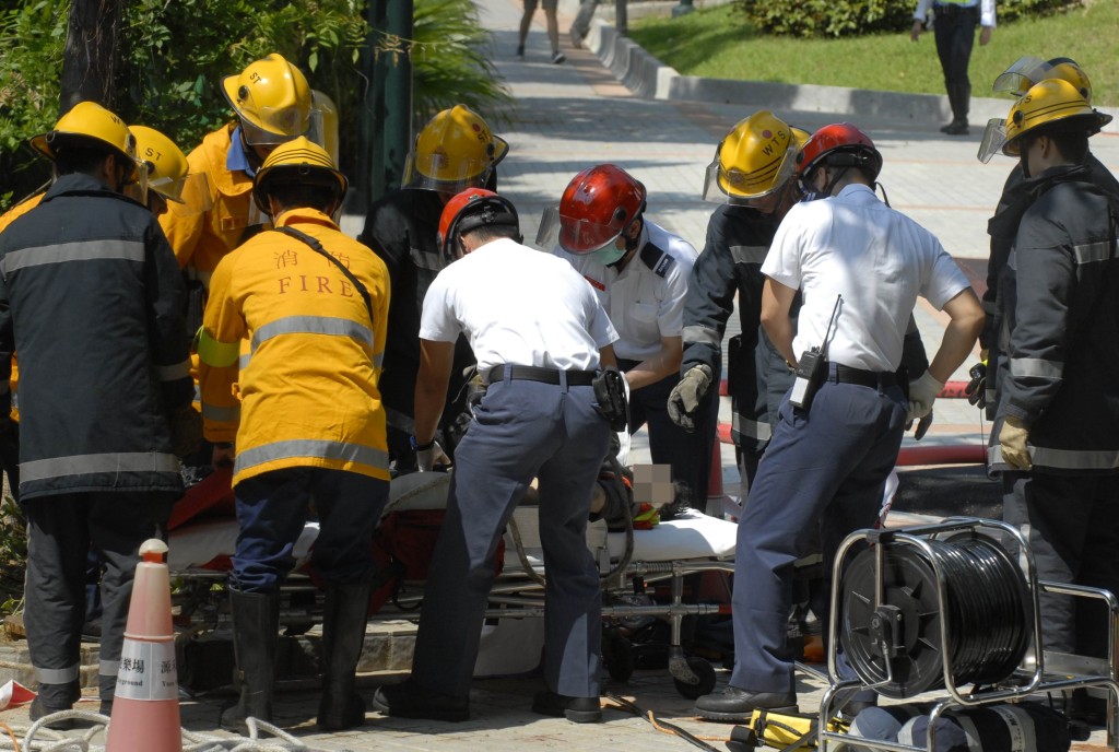 張樹雄昏迷於沙井內，由消防救出送院死亡。資料圖片