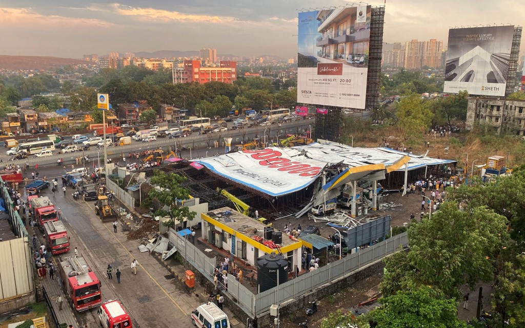 孟買市東部一塊巨型廣告牌倒塌，壓毁旁邊的油站。路透社