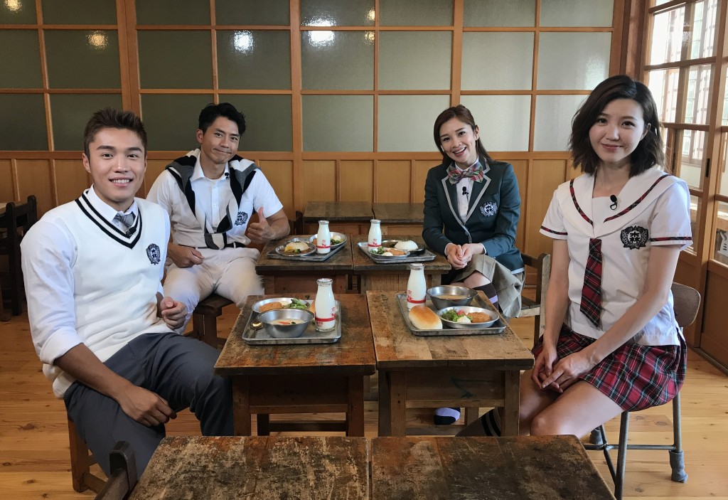 四人感受日本正盛行的經典學生餐。