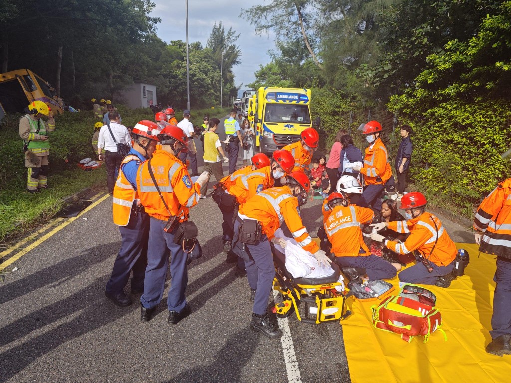 大批救援人員到場拯救傷者。fb馬路的事 (即時交通資訊台)Bosco Chu圖片