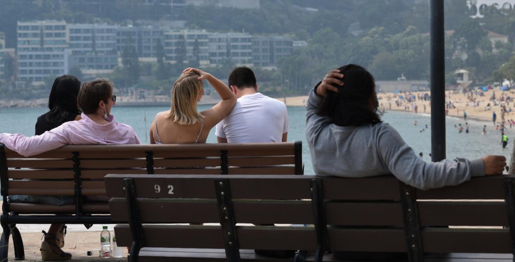 沙灘人潮湧現