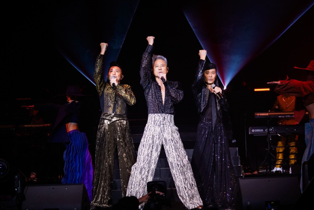 獻唱新歌《老的辣》。 獻唱新歌《老的辣》。