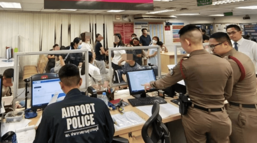 学生及家长15日深夜前往素万那普机场警署报案及备案。泰国警方图片 学生及家长15日深夜前往素万那普机场警署报案及备案。泰国警方图片