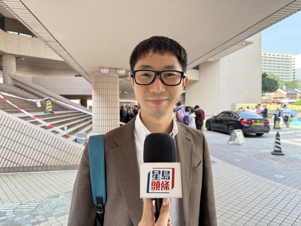 何先生得知太空館免費開放,特意帶兩個小朋友前來,以示支持選舉。 何先生得知太空館免費開放,特意帶兩個小朋友前來,以示支持選舉。