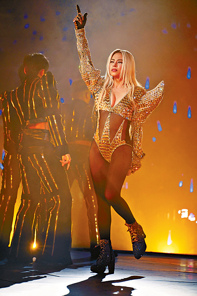 這晚Gin Lee以性感裝束谷胸上陣。