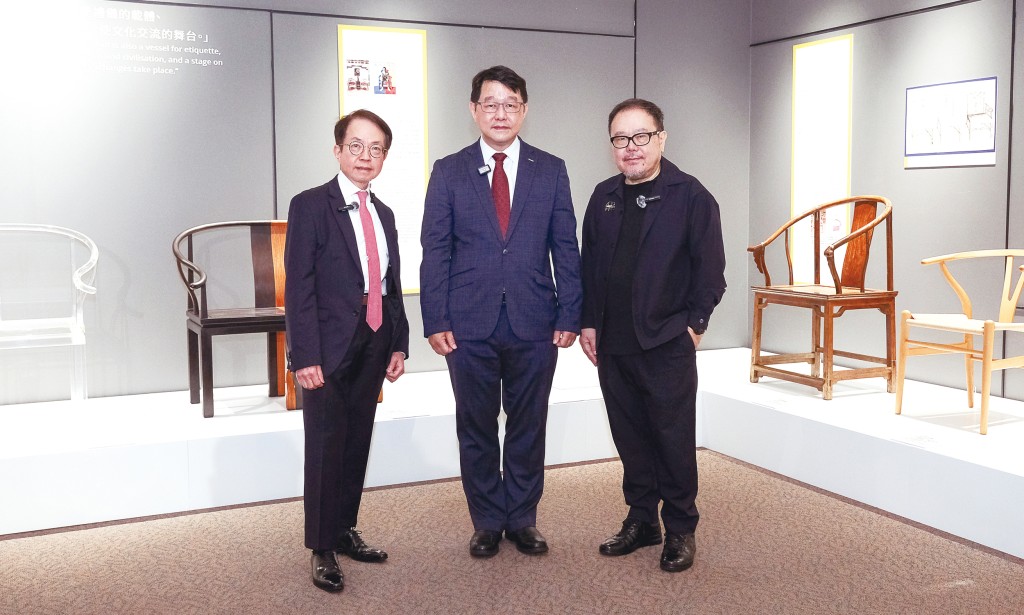 (左起)「晏如居」主人兼本地收藏家劉柱柏醫生、香港文化博物館總館長林國輝與客席策展人劉小康,帶領大家深入展廳,解構中西家具設計背後的工藝故事與歷史底蘊。 (左起)「晏如居」主人兼本地收藏家劉柱柏醫生、香港文化博物館總館長林國輝與客席策展人劉小康,帶領大家深入展廳,解構中西家具設計背後的工藝故事與歷史底蘊。