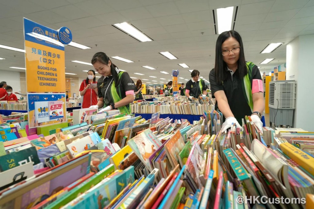 海關義工隊出席支持「書出愛心 十元義賣」活動。 海關義工隊出席支持「書出愛心 十元義賣」活動。