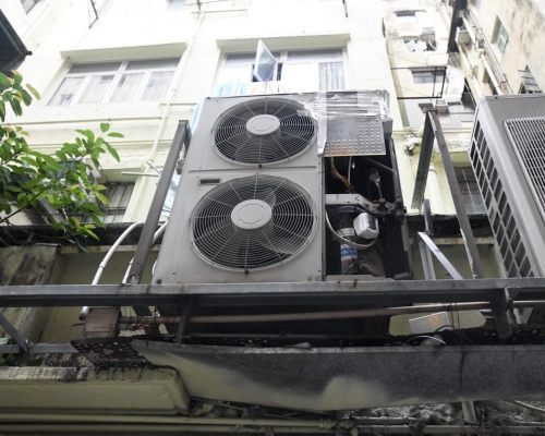 冷氣機的電線及銅喉疑被人盜去。
