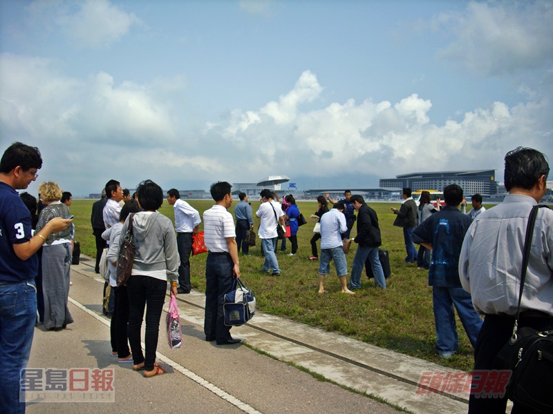 乘客疏散到停機坪。資料圖片