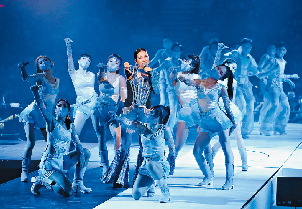 ■衛蘭個唱完場後，觀眾仍不肯離去。