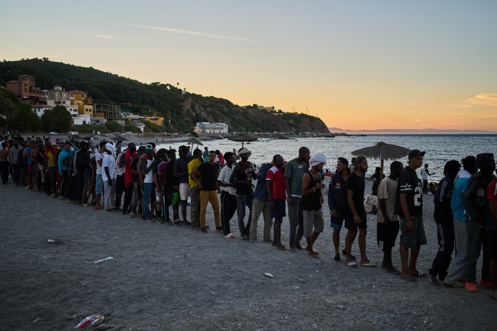 7月31日，数以万计非法移民闯入西班牙位于北非的飞地休达（Ceuta）。美联社