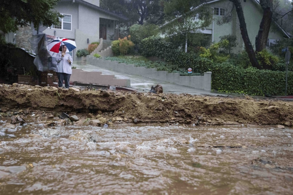 加州的傾盆大雨幾乎沒有緩解，道路變成河流。AP