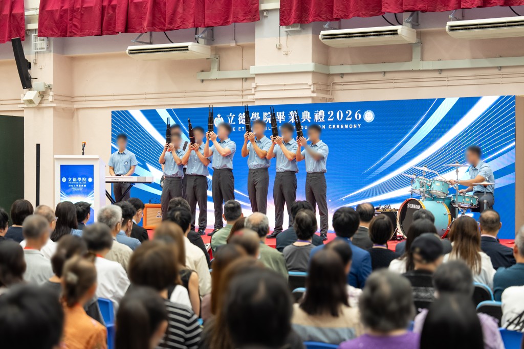 在囚人士吹奏笙，並聯同由在囚人士組成的樂隊演奏樂曲，藉此答謝懲教人員、導師及家人在他們的更生路上給予支持。