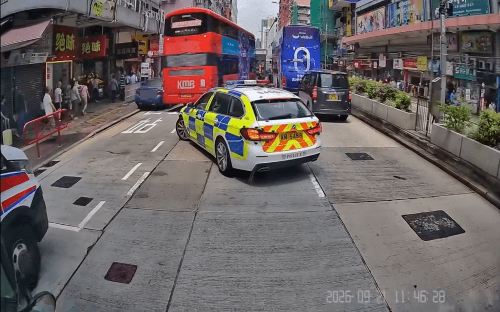 寶馬私家車剷上行人路,攝巴士車罅逃走。Facebook 車cam L(香港群組)影片截圖 寶馬私家車剷上行人路,攝巴士車罅逃走。Facebook 車cam L(香港群組)影片截圖