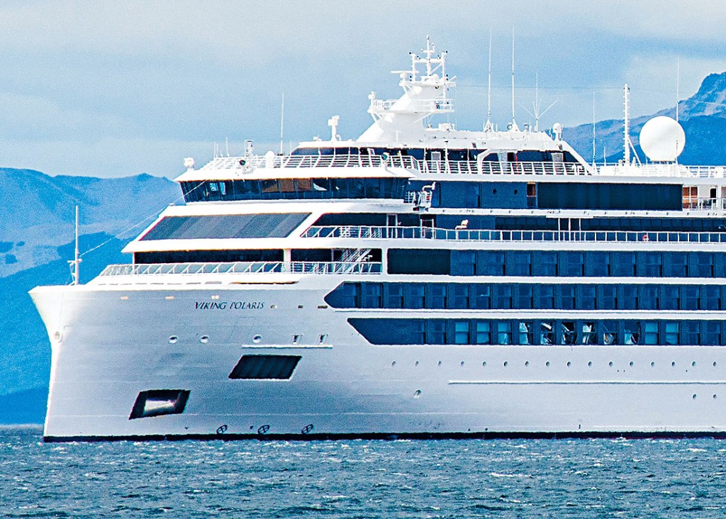 維京北極星號郵輪第一層的一些玻璃窗，遭巨浪打碎。