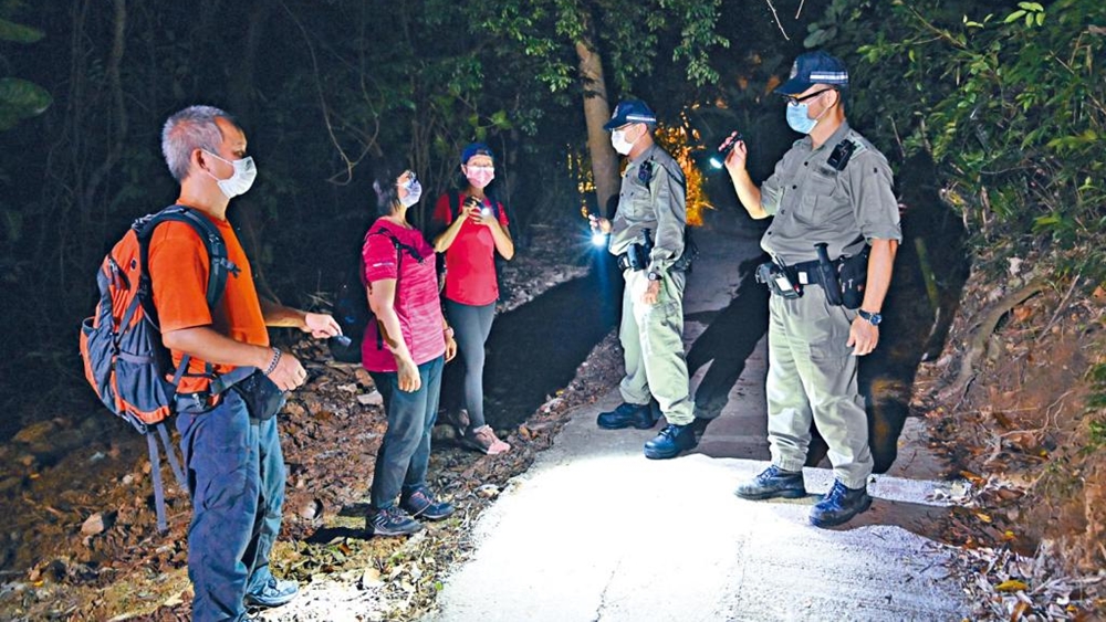Joyce(左二)與友人在山上迷路遇險,幸獲警方等救援人員拯救。