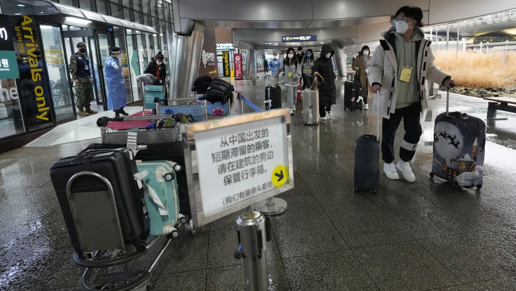 南韩本月初暂停签发中国公民赴韩短期签证，并要求来自中国内地的旅客，抵埗后接受核酸检测。 AP
