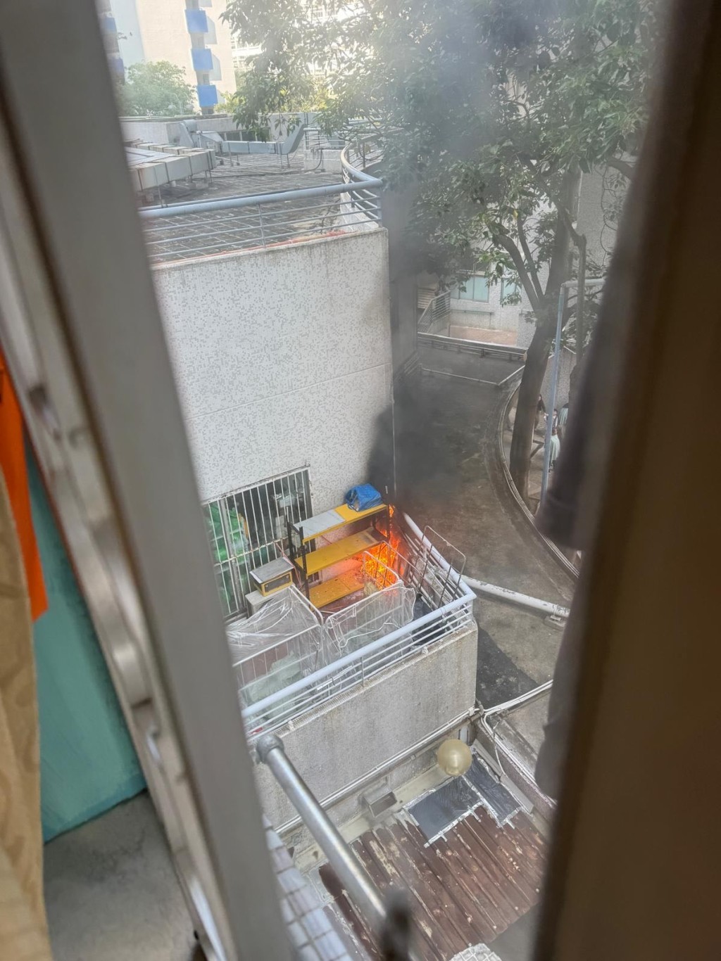 現場黑煙沖天,火勢更波及一個貨架。threads@ladyjagabee 現場黑煙沖天,火勢更波及一個貨架。threads@ladyjagabee