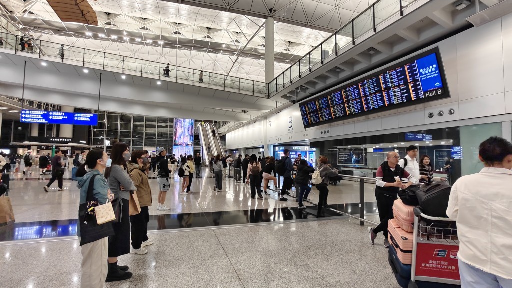 机场聚集多名接机的市民。